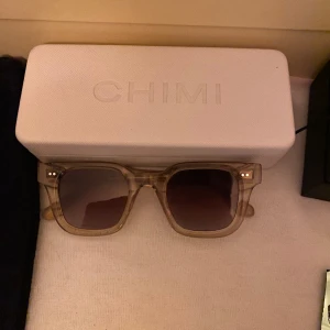 Chimi 04 Ecru - Ett par fina Chimis! Använda mycket men inga skador eller liknande! Samma färg som nyköpt alltså inte solblekta. Priset är mitt lägsta och går INTE att förhandla ner så länge inte en snabb affär. För fler bilder eller frågor skriv till mig privat👍
