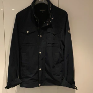J.Lindeberg jacka - As schysst jacka som är trendig just nu, 10/10 skick, storlek medium, pris 1399