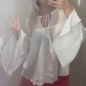 Vit blus  - Säljer denna super fina blus !! ❤️