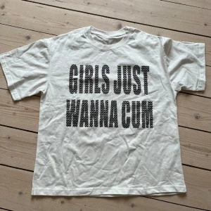 Girls Just Wanna Cum T shirt - Storlek M