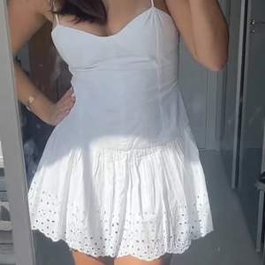 Så fin och nästan aldrig använd vit klänning ifrån zara. Storlek L men är mindre i storlek, så skulle mer säga att den passar st M. Finns inbyggda shorts! Nypris: 399kr