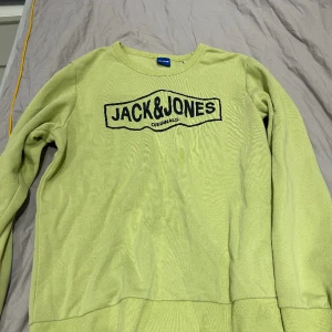 Jack jones tröja - Säljer nu min jack jones tröja då jag växt ifrån den. Jätte fin färg går o matcha me nästan allt sitter bra o den här väldigt skönt material som gör att du blir varm.