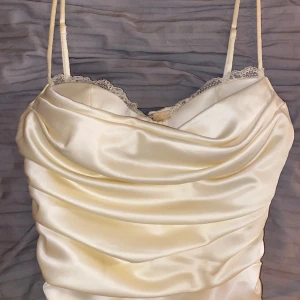 OhPolly Vitgul Klänning (Uk10, US6) minidress - Använd ett par gånger, Vitgul klänning från Ohpolly, storlek UK 10 eller US 6 som motsvarar S/M. Miniklänning, jag är 163cm. 