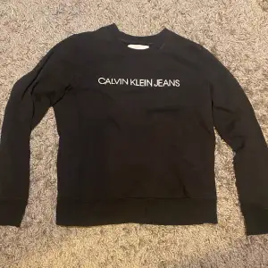 Svart Calvin Klein sweatshirt som endast är använd ett fåtal gånger. Köpt för 500kr. Skulle säga att den är S/M