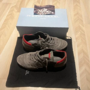 Philippe Model - Philippe Model skor. Säljer ett par riktigt snygga och trendiga skor. Skicket är bra bara sulan under som är lite sliten. Pris är 1400kr men kan diskuteras. Allt og följer med (inget kvitto) Tveka inte att höra av dig vid eventuella frågor!👍🏼