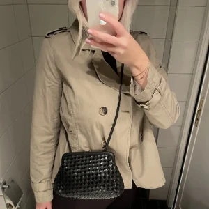 supersnygg väska - så snygg som går att ha runt sig och även lägga i banden o ha som clutch🙏🏼🙏🏼 använd några gånger nån liiiiten fläck (därav pris) men inget som syns men jättefint skick!!  Köpt för 699 