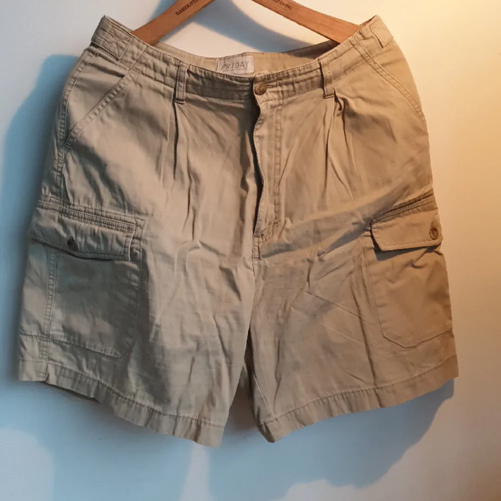 Shorts Storlek 42 Midjemått 39 cm Längd midja till ben 48 cm Matrial 100 % Bomull. Jeans & Byxor.