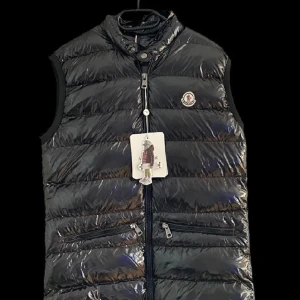 Moncler Väst - Moncler väst storlek M. Nedsatt från 1250.