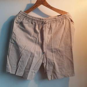 Shorts Storlek L Midjemått 38 cm Längd 48 cm  material 100 % Bomull 