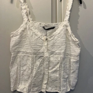Superfin zara topp - Säljer den här superfina o populära zara toppen som jag köpte i somras i Stockholm! Aldrig använd då den inte passade när jag kom hem o ej hade möjlighet att returnera. Den är i strl 38/M. I helt nyskick och med lappen kvar.  Tryck gärna på köp nu 💘 