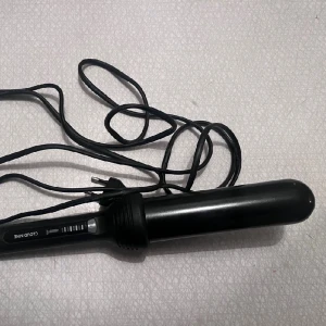 Cloud nine waving wand nypris 2199:- - Den kända Cloud Nine Waving Wand säljes. Har för kort hår för att använda den nu. Passar bäst till axellångt hår och ner. Knappt använd! Nypris på Lyko är 2199:-  Köparen står för frakt. Avhämtas i Malmö annars  