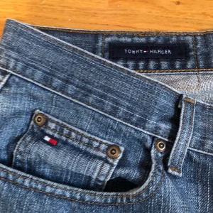 Tommy hilfiger jeans - Jättebra skick! Längd: 113cm, midja: 45cm rakt över