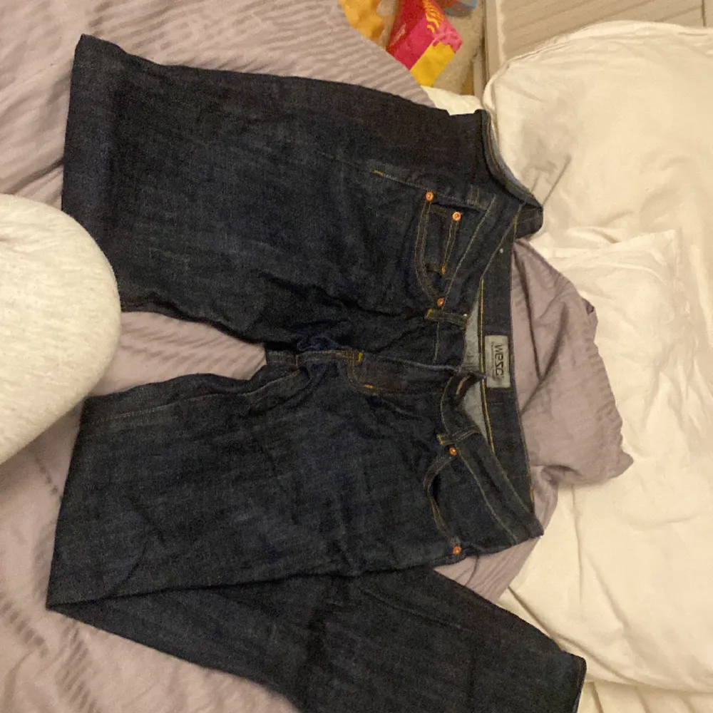 Säljer dessa marinblå jättesnygga mid/low waist jeans. Dem är bootcut och i storlek s. . Jeans & Byxor.