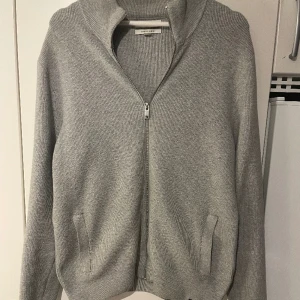 M&S Zip  - Säljer min M&S zip då är för liten för mig.Den är i bra skick lite små nopprig men lätt att ta bort.   Storlek M   Pris 150kr 