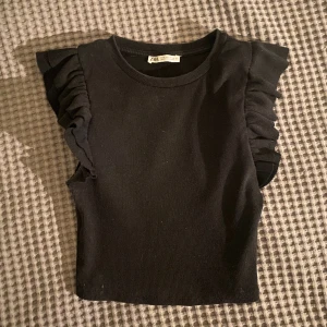 Volangtopp   - Topp med volang från Zara. Bra skick