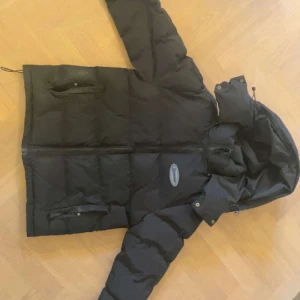 Trapstar jacka - Fin kvalite och ovanlig modell köpt på Trapstars egna hemsida hösten 2022. Kvitto finns! Använd ungefär 2 vintrar men väl omhändertagen. Skick 8/10. Skriv för mer info och pris!