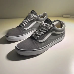 Vans - Ett par Vans stl. 46 i nyskick. Använda endast en gång.  Skriv ett pm för mer info eller prisförslag.