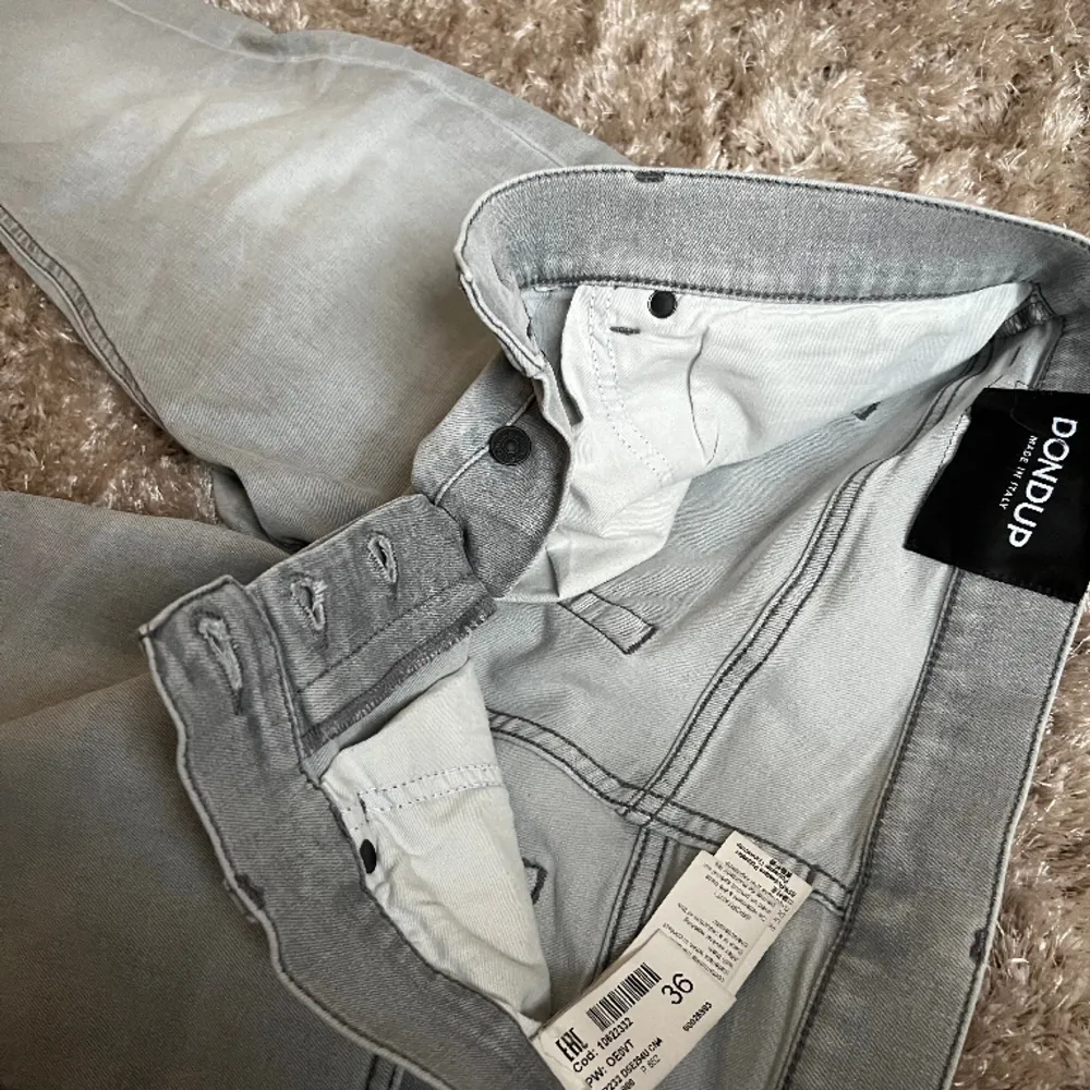 Slutsålda jeans från Dondup i strl 36. Ganska använda men i ok skick. Nypris 2800kr. Jeans & Byxor.