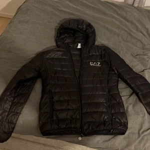EA7 jacka - Jackan är i storlek S och är i bra skick