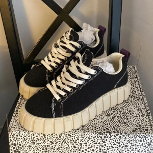 Eytys Odessa Canvas - TRYCK INTE PÅ KÖP NU Säljer mina eytys som är använda 2 gånger (pris kan diskuteras) nypris 1800kr. Köparen står för frakt.  Skriv för fler frågor/bilder💞