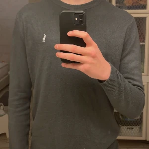 Ralph lauren tröja - En stilren och skön tröja som är perfekt att ha nu till vintern om du vill hålla dig varm. Ställ om ni har frågor. 