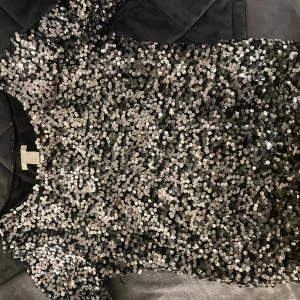 Silver glittrig topp - Silver topp, passar till de mesta, fin på fest
