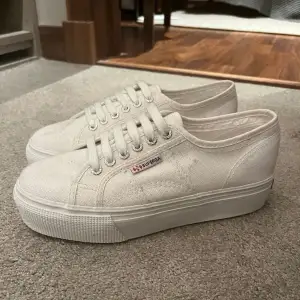 Säljer mina vita sneakers. Aldrig använda, endast provade. 