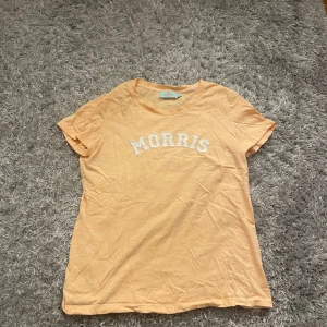 Aprikos Morris T-shirt - Aprikos färgad T-shirt från Morris. Kan strykas innan sänkning. Fint skick.🩷