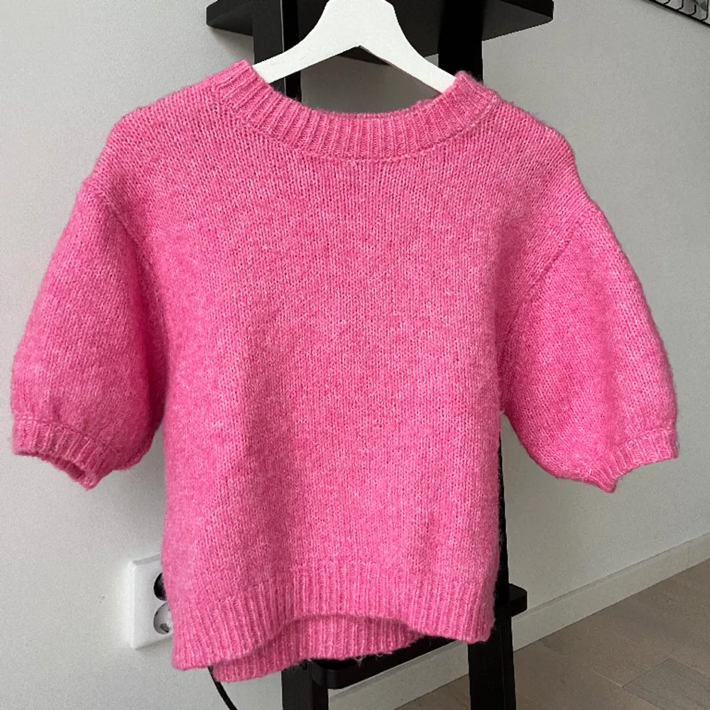 Säljer denna superfina rosa stickade tröja från zara💓💗Bra skick! Storlek S💞 Färgen är lite svår att fånga på kamera (därför den ser annorlunda ut på sista bilden). Stickat.