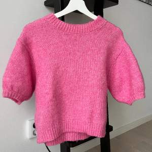 Säljer denna superfina rosa stickade tröja från zara💓💗Bra skick! Storlek S💞 Färgen är lite svår att fånga på kamera (därför den ser annorlunda ut på sista bilden)