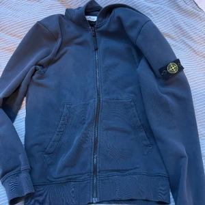 Stone island zip up - Säljer nu denna feta stone island sip up. Väldigt bra skick. Hör av vid funderingar! 