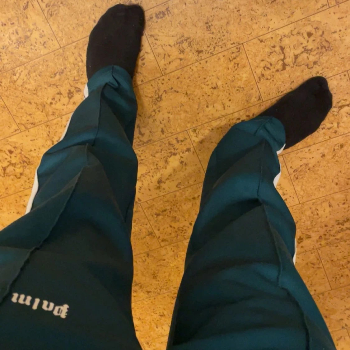 Säljer ett par fettta gröna Palm angels byxor storlek M men passar S kan även byta mot något   - 90