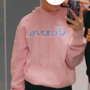 Säljer denna hoodie där de står på baksidan ”fuck you i drive a volvo” och på framsidan står de ”volvo” i blå text. Den är köpt på elmia för 500kr och har bara används några få gånger. Därför säljer jag denna hoodie för 300kr. De är i stolek s.