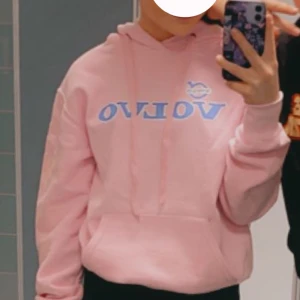 Rosa volvo hoodie - Säljer denna hoodie där de står på baksidan ”fuck you i drive a volvo” och på framsidan står de ”volvo” i blå text. Den är köpt på elmia för 500kr och har bara används några få gånger. Därför säljer jag denna hoodie för 300kr. De är i stolek s.