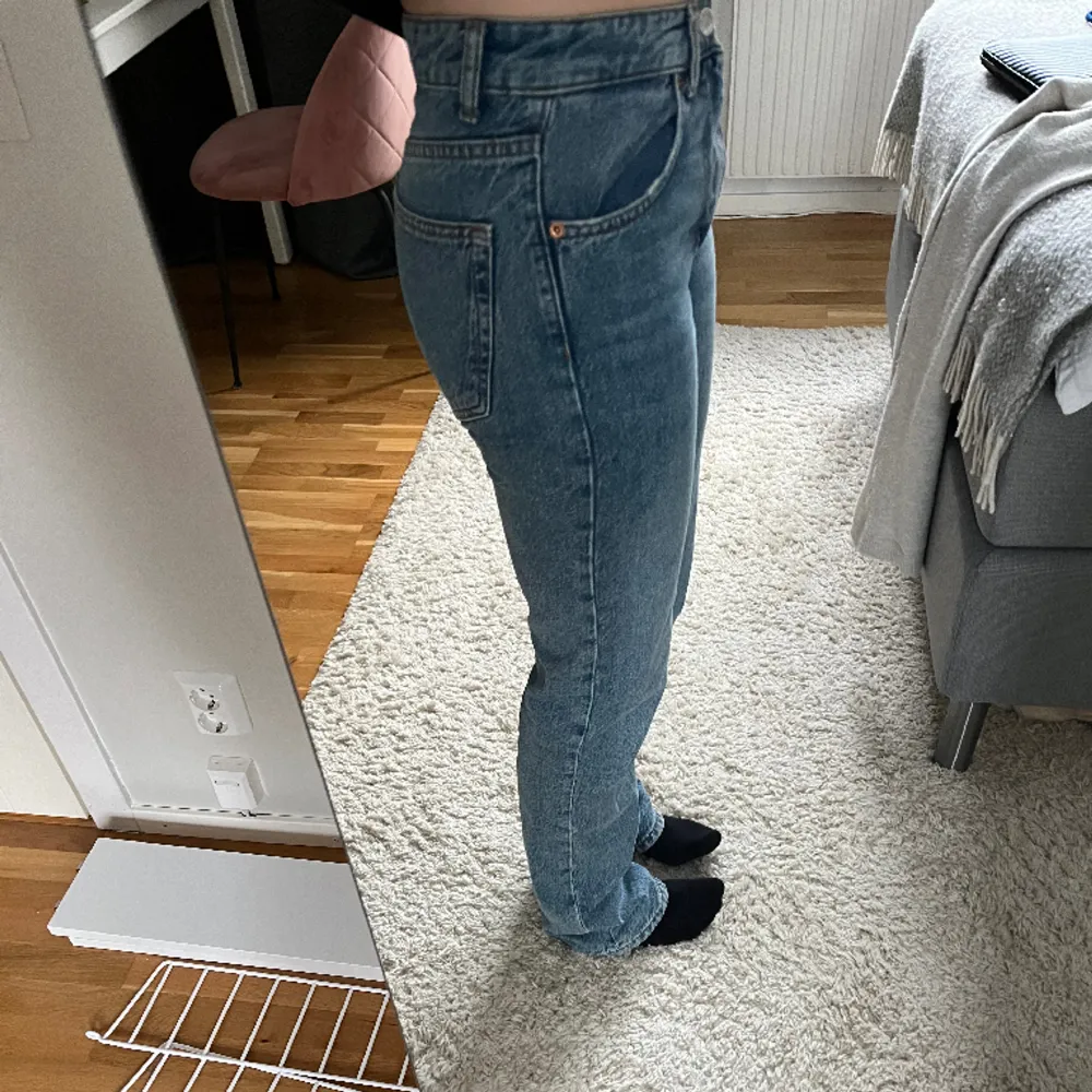 Blå raka jeans från Zara. Modellen heter ”the midwaist straight”, stl 34!   Paketpris vid fler köp av mig❗️. Jeans & Byxor.