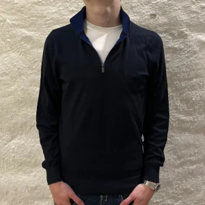 Massimo dutti tröja  - Massimo dutti tröja i färgen mörkblå. Storlek S och modellen är 178 cm. Nyskick, inga skavanker. Köp för endast 349kr.