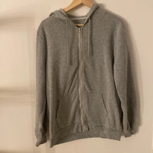  Sip up Hoodie  -  Bra skick använt några gånger har inga nopp bror eller nånting , Om du är sugen kan jag gärna skicka flera bilder😊