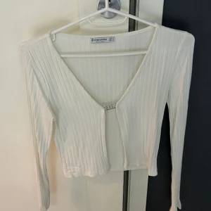 Bolero/cardigan - Bolero from stradivarius aldrig använd. Normal i storlek.