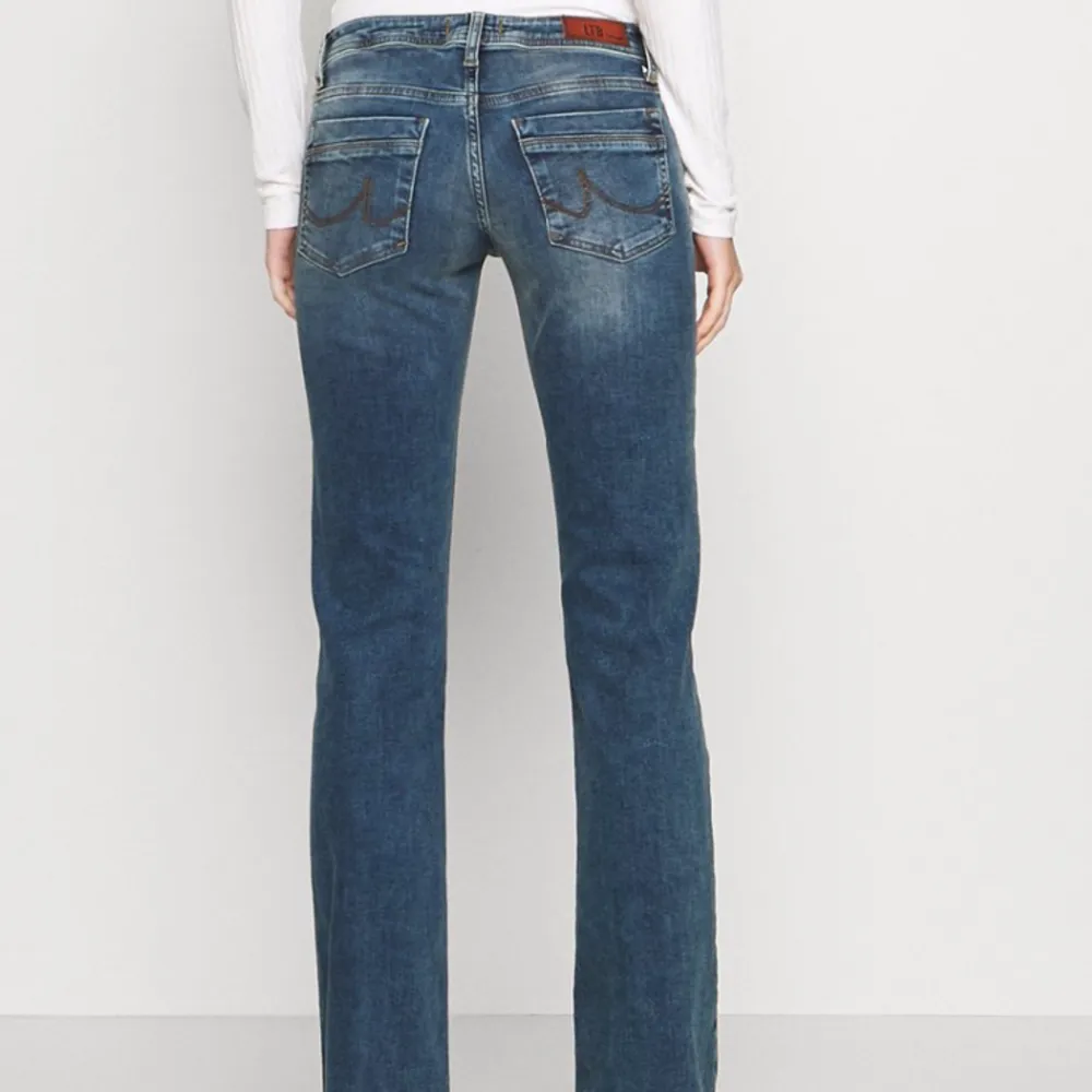 Säljer nu mina jättefina Ltb jeans i modellen valerie. De är sparsamt använda utan några defekter. . Jeans & Byxor.