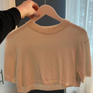Topp  - Kortare topp från Zara. Köpt i somras men har aldrig använt den. 