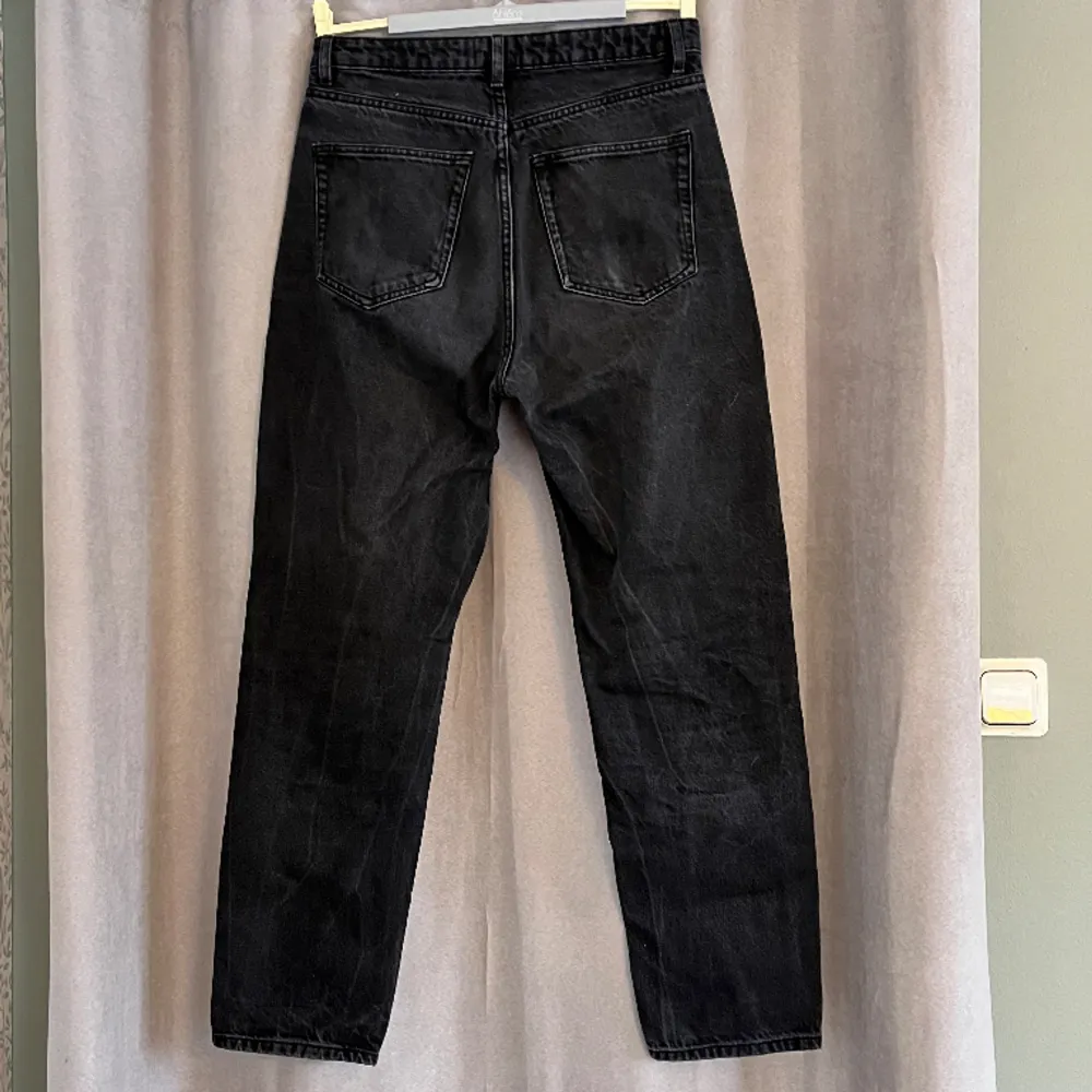  Svarta jeans från Lindex i storlek 38. Dom är färgade en gång i tvätten. Skicka meddelande för fler bilder.. Jeans & Byxor.