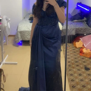 Balklänning - Jag säljer nu denna jättefina klänningen, använd endast en gång. Passar perfekt till bal eller som gäst till bröllop. Köptes för 1800 i butik på ”Pink and Purple” i malmö och är i relativt ny skick. Pris kan diskuteras vid snabb affär 💗