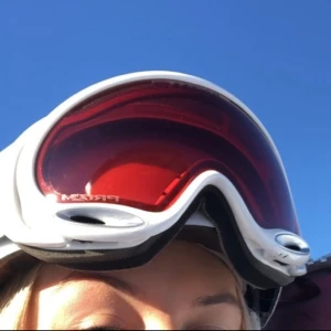OAKLEY GOGGLES - Oakley goggles i modell PRIZM. I superfint skick, inga repor på glas och helt vitt band. Inga missfärgningar. Köpt för några år sedan i Italien