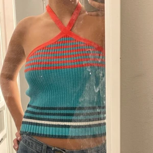 Zara topp - Helt ny aldrig använd zara topp med prislappen kvar. Knyte i nacken och bar rygg. Fin till sommaren🥰