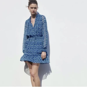 Zara klänning  - Säljer denna blåa klänningen från zara i storlek S! har aldrig använt den🩵