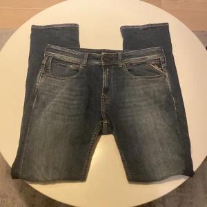 Replay Anbass  - Sjukt feta Replay anbass jeans som är helt nya!✅ Nypirs ligger runt 1800kr, Säljer för endast 949kr!🤩 Hör av er vid mer funderingar, Mvh