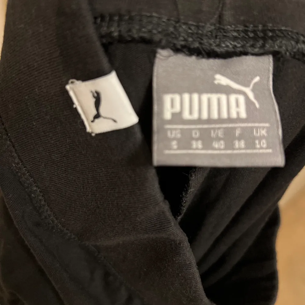 Svarta träningstights från Puma. Använt fåtal gånger.. Jeans & Byxor.
