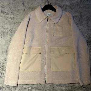 CISZERE Pile Jacka - Säljer en efterfrågad Ciszere pile jacka! Passar perfekt till våren! Skick 9/10, Nyskick, Storlek S.  Säljer pga den inte kommer till användning.