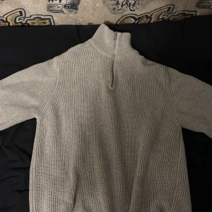 Grå halfzip tröja - Säljer nu denna halfzip tröja från zara som jag fått i julklapp. Har aldrig använt den då den är för stor för mig. Nypris 499 kr