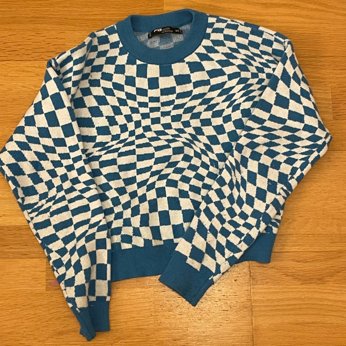 Fin stickad blåtröja
